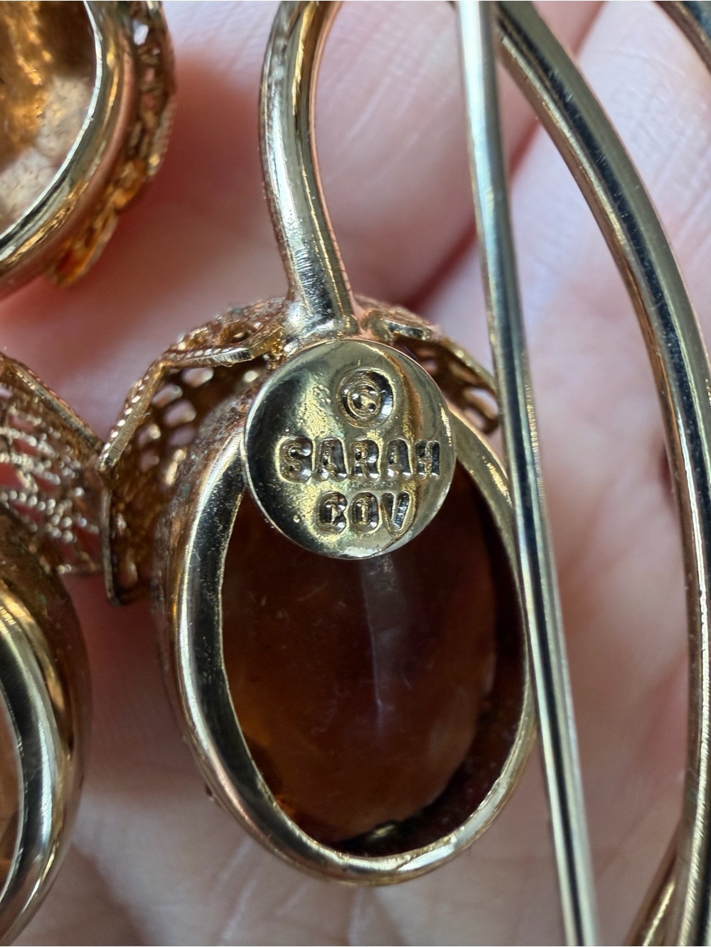 Sarah Coventry "Touch of Elegance" Acorn Brooch - Picture 3 of 4